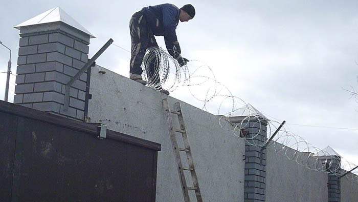 Установка спирального барьера безопасности (СББ) на забор из бетона