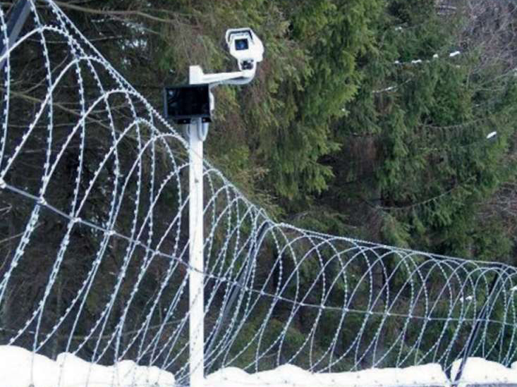 Монтаж колючих заграждений на забор при помощи прямого кронштейна