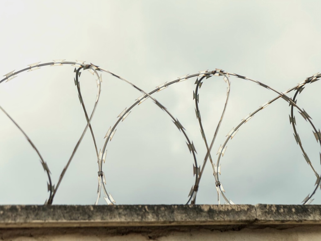 Бетонный забор со спиральным барьером безопасности Бетонный забор со спиральным барьером безопасности