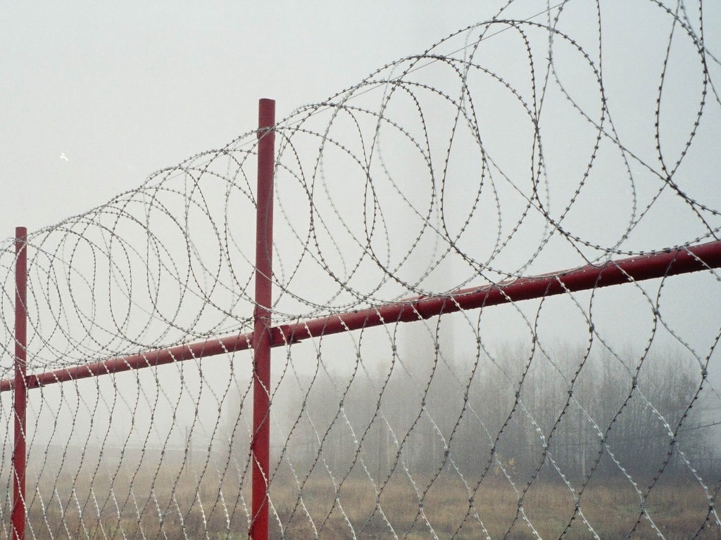 Плоский барьер безопасности на заборе из сетки Рабица