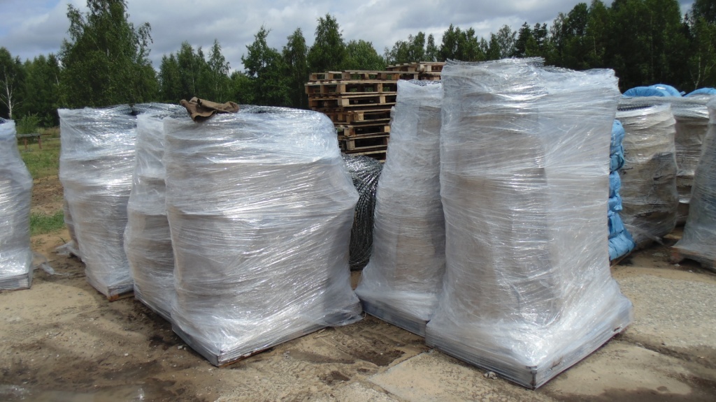 Колючие барьеры безопасности на поддонах, упакованные в пленку ПВХ