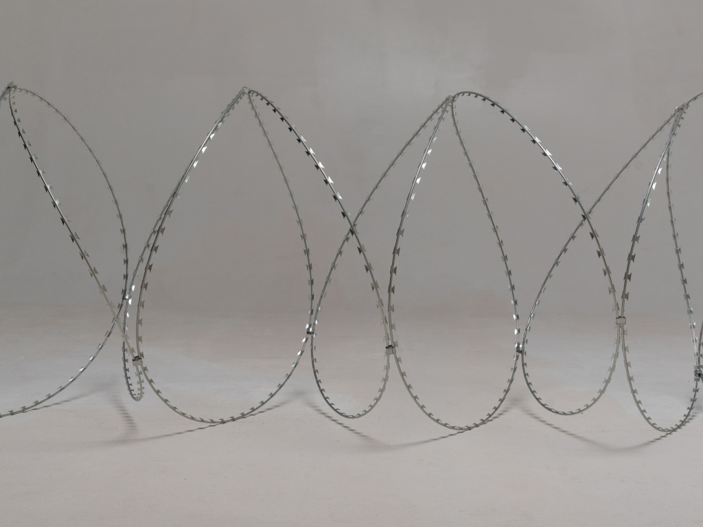 Спиральный барьер безопасности с трехточечным соединением