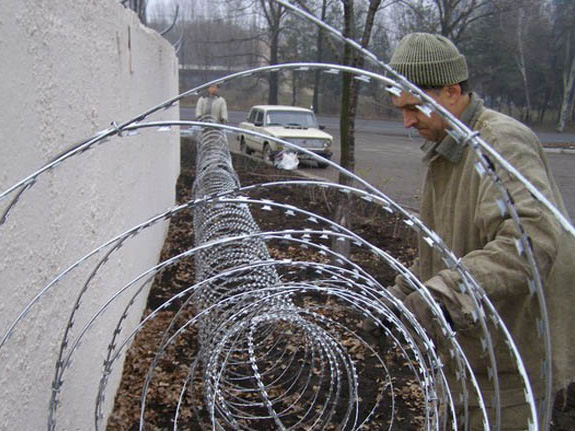 Монтаж спирального барьера безопасности Монтаж спирального барьера безопасности