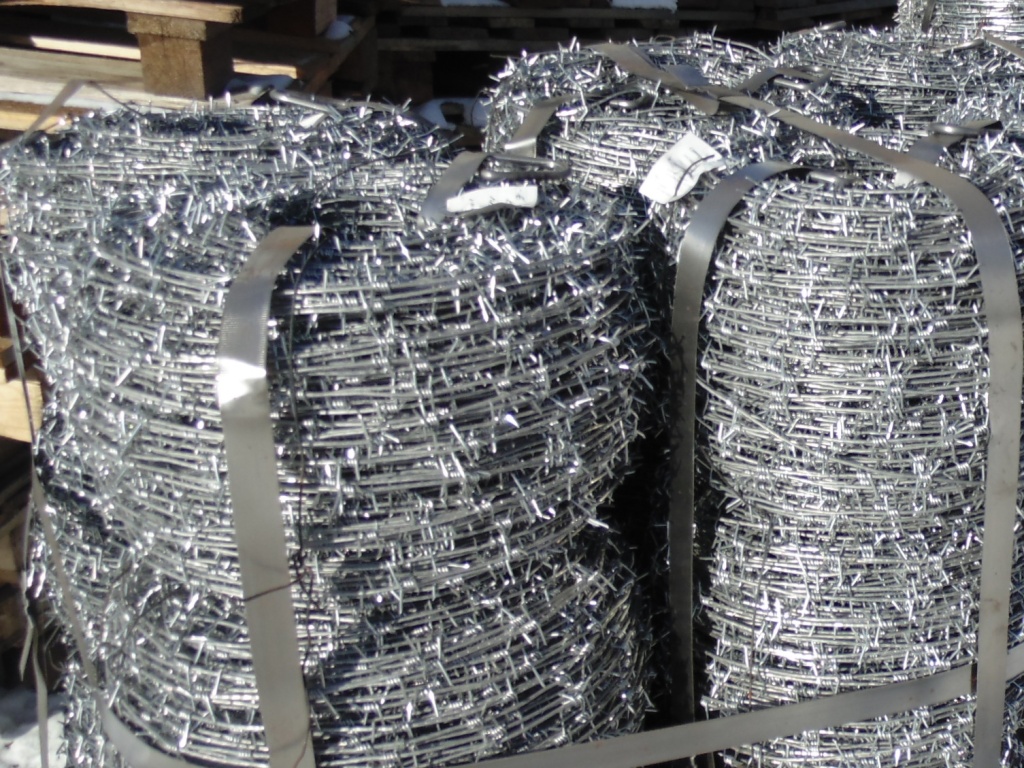 Колючая одноосновная проволока КЦ-1 в мотках перед отправкой заказчику