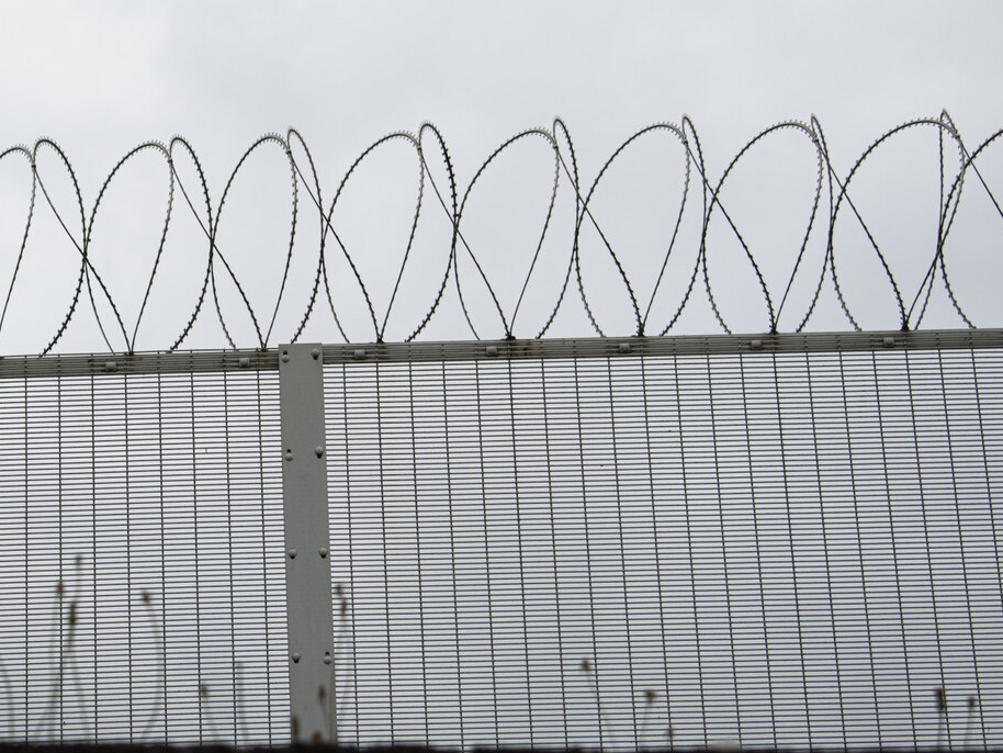 Металлический забор со спиральным барьером безопасности Металлический забор со спиральным барьером безопасности