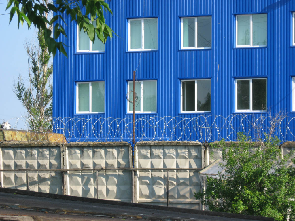 Плоский барьер безопасности на заборе из бетона Плоский барьер безопасности на заборе из бетона