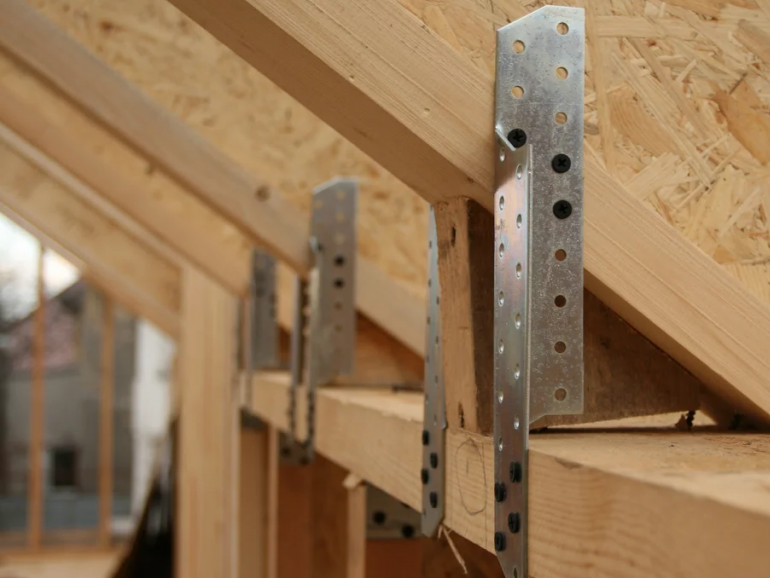 Перфорированный крепеж для строительства деревянных конструкций