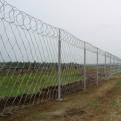 СББ и плоское колючее заграждение для обеспечения безопасности на территории