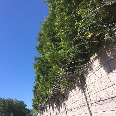 Плоский барьер безопасности на бетонном заборе