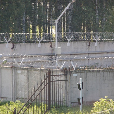 Колючая проволока СББ для охраны режимного объекта