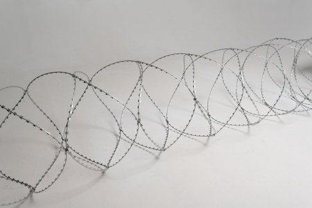 Спиральный барьер безопасности из армированной колючей ленты СББ АКЛ 600/62/5