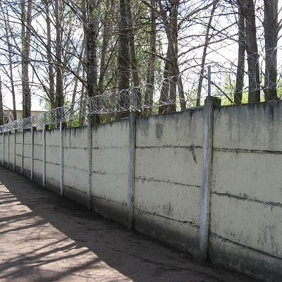 Бетонный забор со спиральным барьером безопасности из армированной колючей ленты