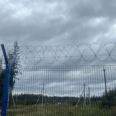 Колючая проволока СББ на 3D-заборе