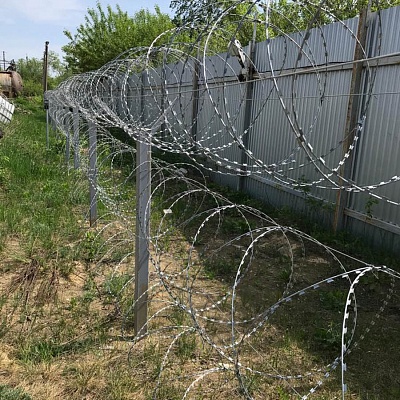 Ограждение территории с помощью колючей проволоки сбб