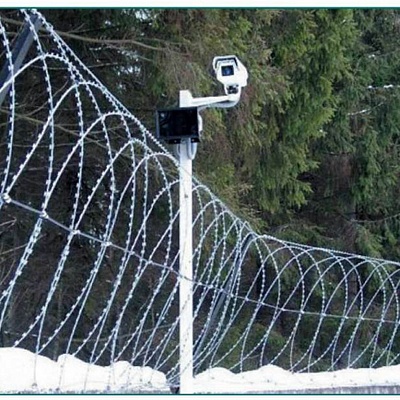 Плоский барьер безопасности ПББ АКЛ и камера видеонаблюдения для обеспечения безопасности на объекте