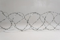 Спиральный барьер безопасности из армированной скрученной колючей ленты СББ АСКЛ 900/42/5 Спиральный барьер безопасности из армированной скрученной колючей ленты СББ АСКЛ 900/42/5