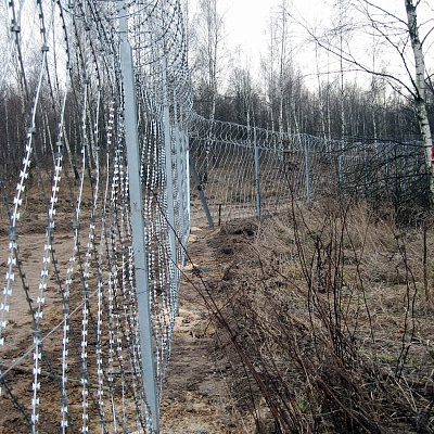СББ и плоское колючее ленточное заграждение для обозначения территории и охраны объекта