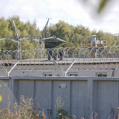 Ограждение режимного объекта сбб из армированной колючей ленты