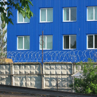 СББ из армированной колючей ленты на заборе из бетона