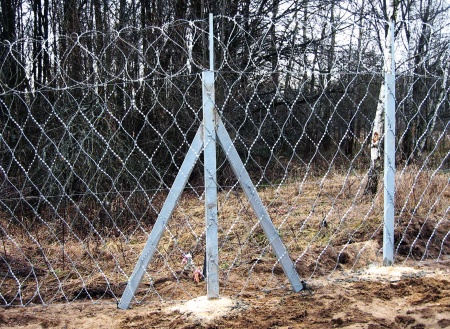 Ограждение территории ПКЛЗ и СББ на столбах из гнутого швеллера (100х50х5мм) 2500мм