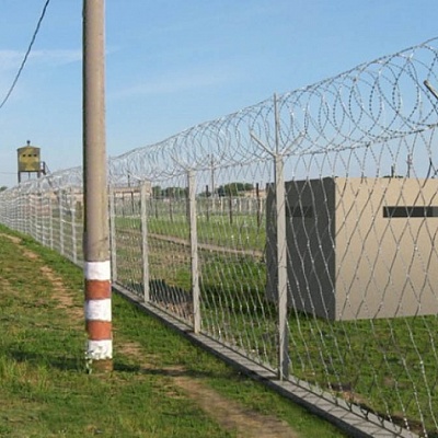 Забор из ПКЛЗ Акация со спиральным барьером безопасности